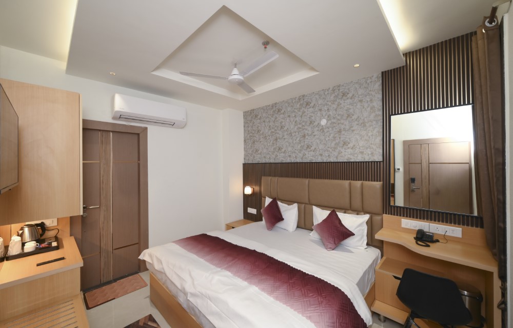 Hotel Somnath Palace - Deluxe Queen Room